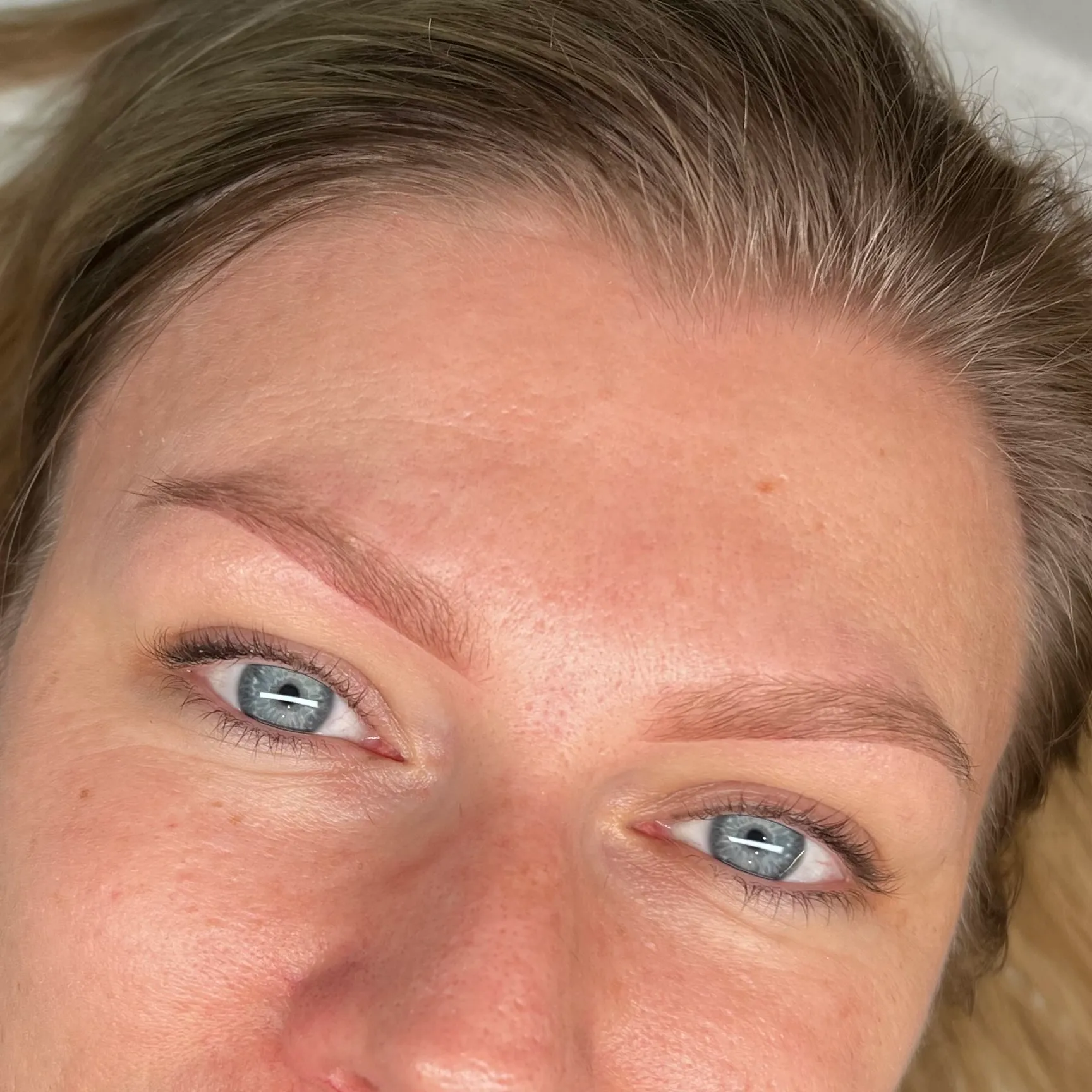 Efekt makijażu permanentnego brwi — naturalne włoski i dopasowany kształt wykonany w Beauty Kreatorni w Katowice