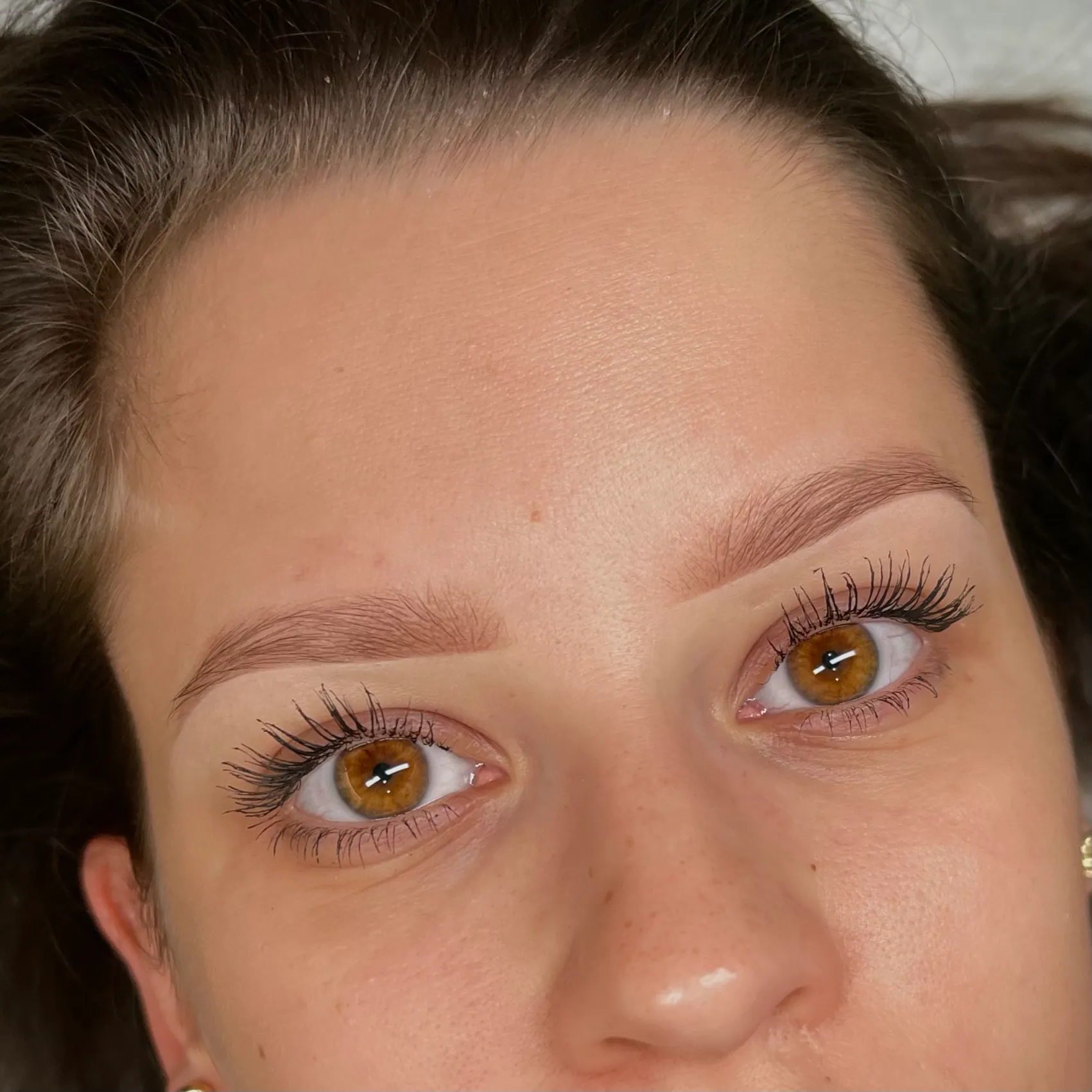 Makijaż permanentny brwi po zabiegu — subtelne zagęszczenie i podkreślenie łuku brwiowego